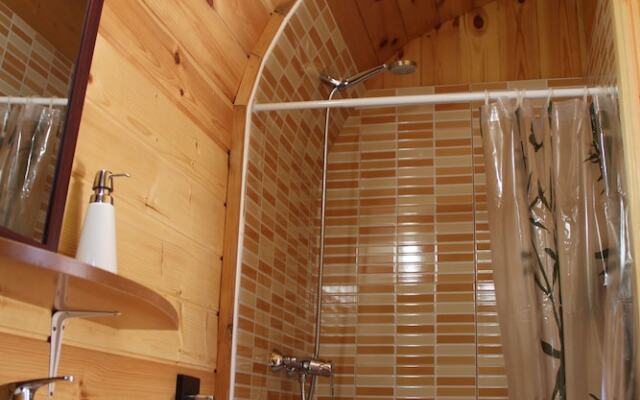 Eco-wooden Houses Camping Montaña Roja