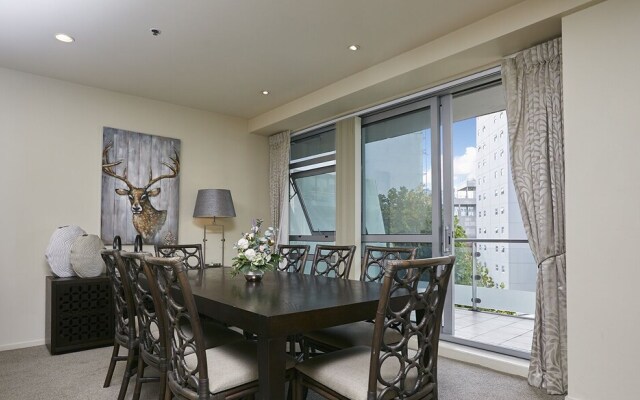 QV Spacious Bright Apartment with Balconies and Parking - 932