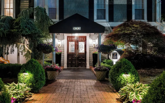 Chateau Inn and Suites