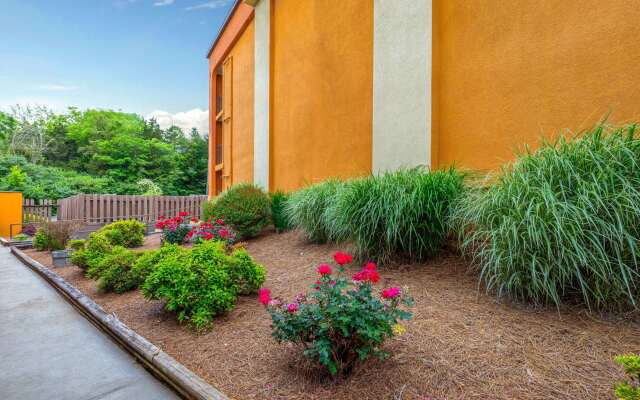 Days Inn by Wyndham Knoxville East