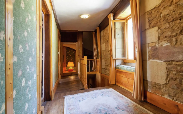 Elegant Holiday Home in Coubjours with heated pool and sauna