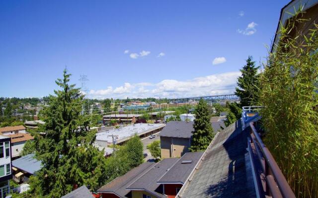 Walkable OTS Mid Century Condo-Pool