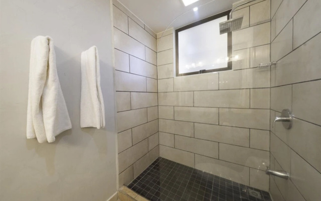 Newly Remodeled Ground Floor Sea Side Apartment