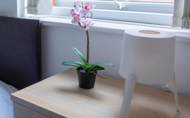 Cosy Central 3 Bed Property w/ Balcony - Sleeps 6