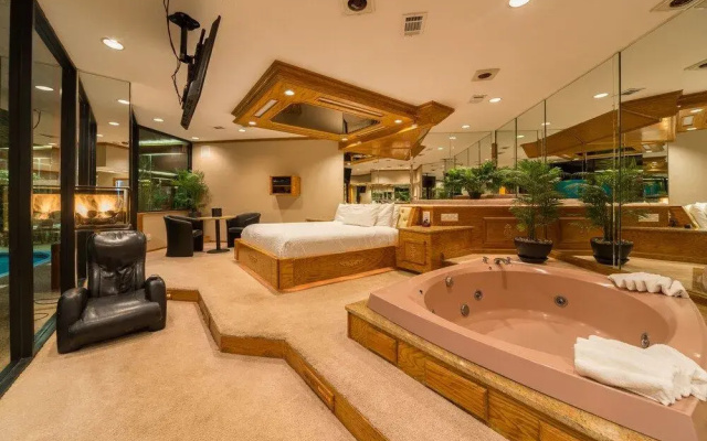 Sybaris Pool Suites Mequon