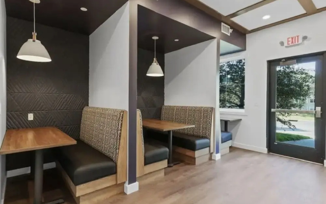 Glamorous 2B2BA with patio views and gym - фото 3