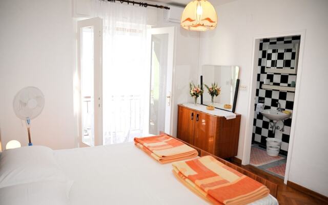 Rooms Dragica Red Room 1 Br Apts