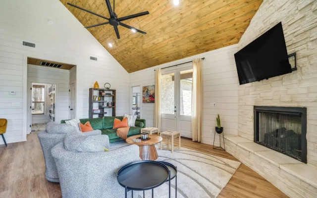 Chic Forest Hideaway in Broken Bow w/ Hot Tub