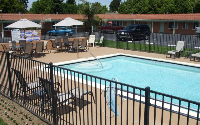Tri Valley Inn & Suites