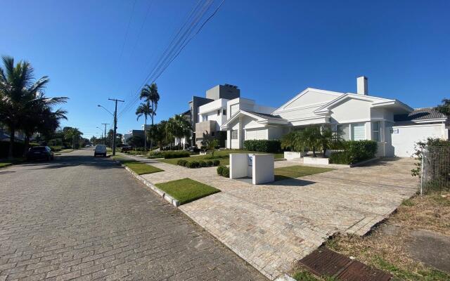 Casa Térrea 3 suítes Piscina Jurere Internacional