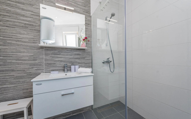 Merima 1 luxury ap with a pool