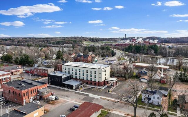 Cobblestone Hotel & Suites - Central Wisconsin Airport