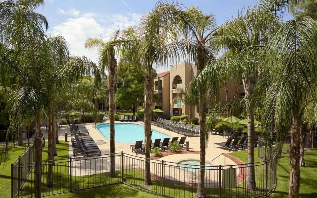 Embassy Suites Phoenix - Tempe