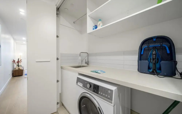Sleek Inner-city 2-bed With Swimming Pool & BBQ