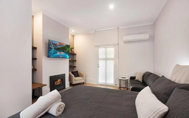 Little Hopwood Apartments No2