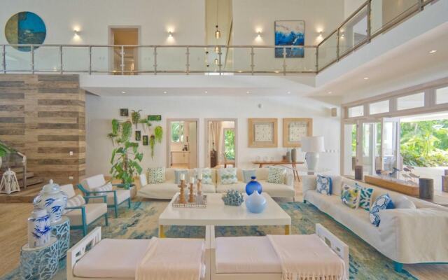 Modern Villa With Ocean View and Service Staff