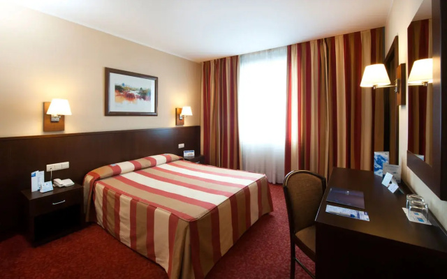 Отель Leonardo Hotel Barcelona Gran Via