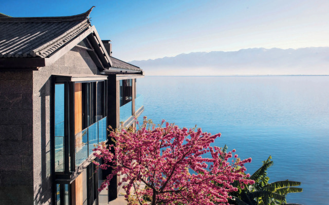 Yakamoz Resort by Er-Hai