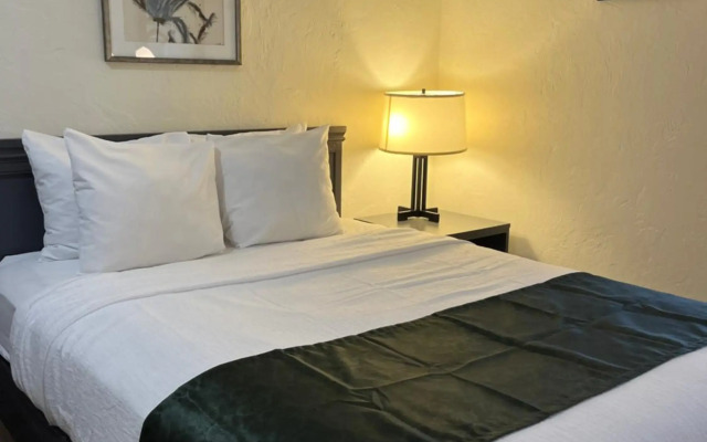 Pictured Rocks Inn & Suites