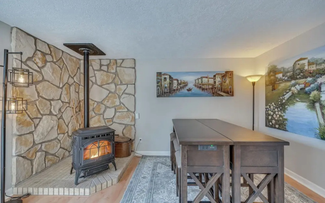 Cozy Nampa Escape w/ Fireplace + Smart TV!
