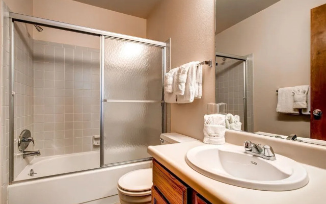 2 Bedroom Shuttle-In/Shuttle-Out Village View Hot Tub-Common