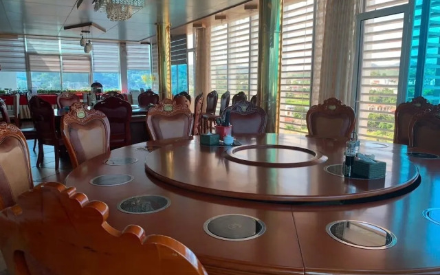 Duc Trung Hotel CB by Bayluxury