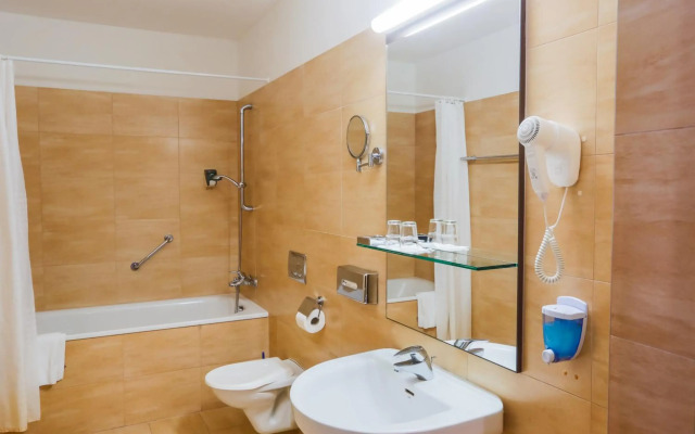 CE Plaza Hotel