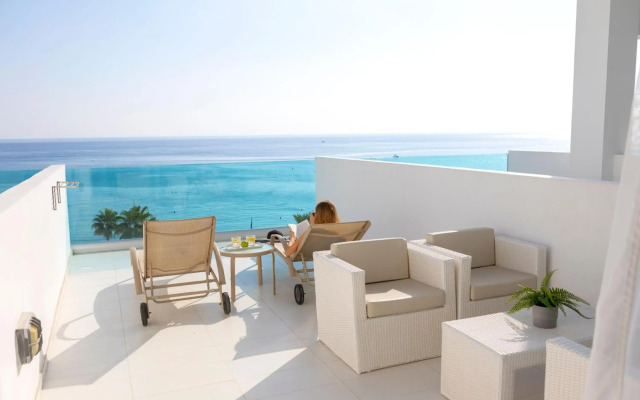 Vrissaki Beach Hotel