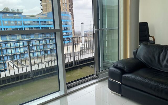 Cosy 3 bed Penthouse in Royal Docks London