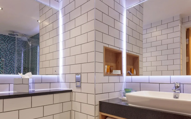 Holiday Inn London Heathrow - Bath Road by IHG