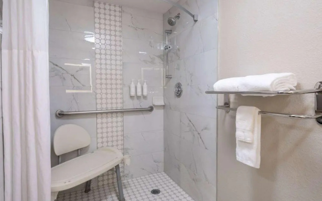 Days Inn & Suites By Wyndham Commerce