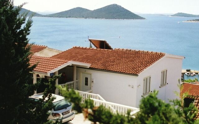 Spacious Apartment in Drage With Parking