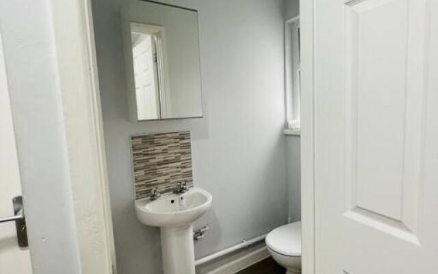 Modern 6 bedroom 5 min walk to beach & restaurants