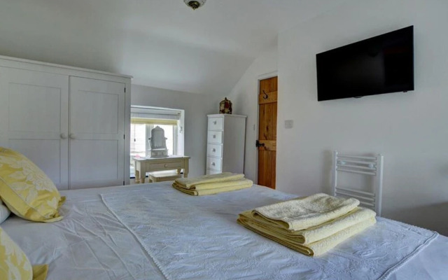 Comfortable Holiday Home in Croyde with Hot Tub