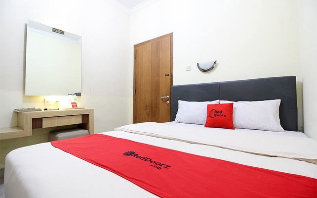 RedDoorz Plus near Stadion Mandala Krida