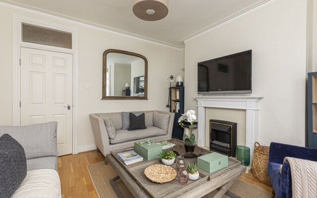 Stylish 3 Bedroom Flat with balcony is West Kensington