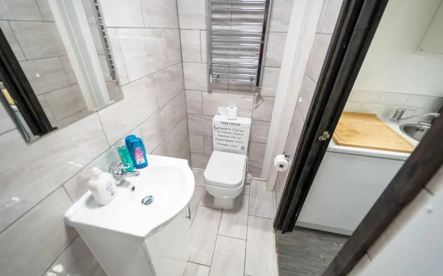 Ground Floor Studio Close to the City!