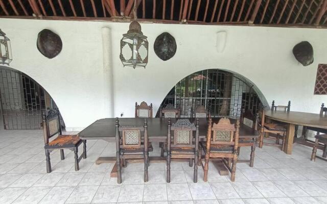 Kivulini House Diani 5 bedroom with pool
