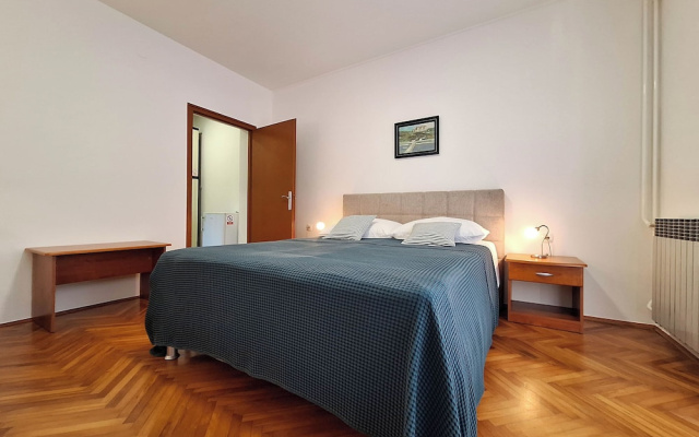Apartment and Rooms Katunar