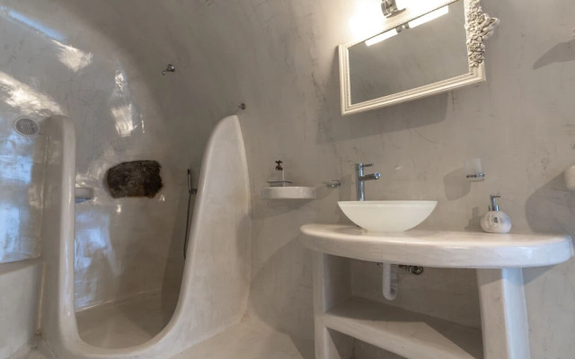 Fira-cave-sleeps 13-parking-pool-pet Friendly