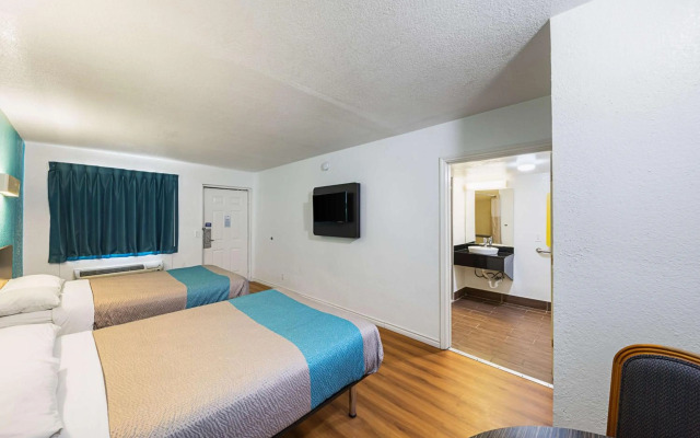 Motel 6 Grand Prairie, TX - Interstate 30