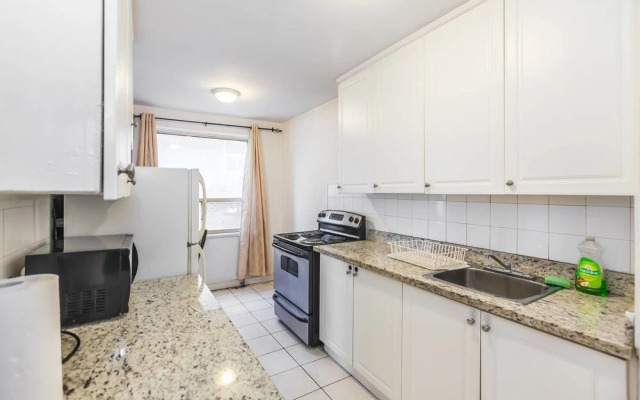 Magnificent Condo at Leaside - 10 Mins to Downtown