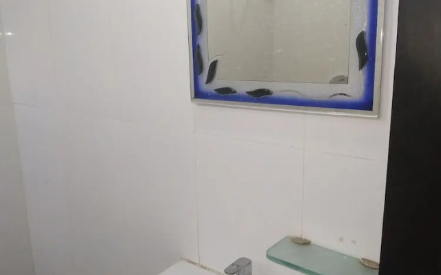 Iroomz Hotel Adhikar