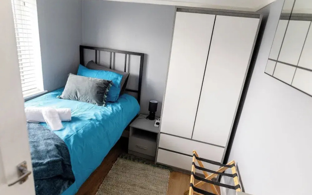 Sleeps 5 - Free Parking - Near Airport & City