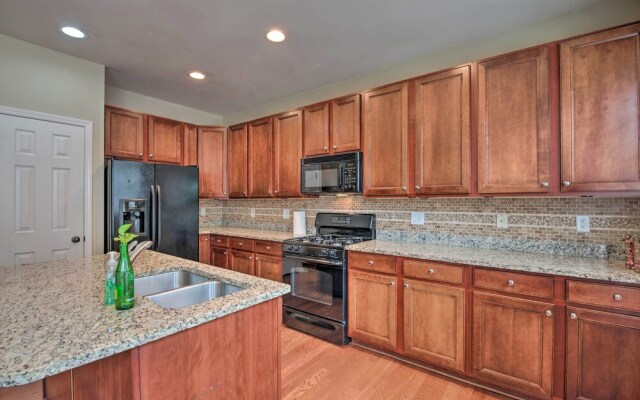 Pet-friendly Kennesaw Townhome w/ Deck!