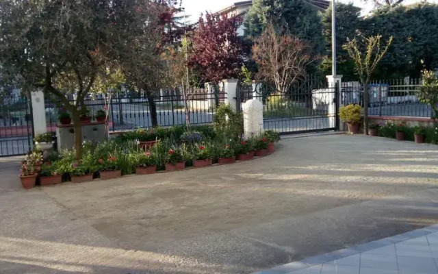 Villa Elegante Con Terrazzo E Giardino