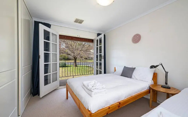Cityscape Charm in Wattle Park