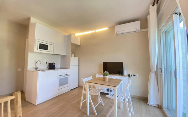 R126 Beachfront Apartment Sant Salvador