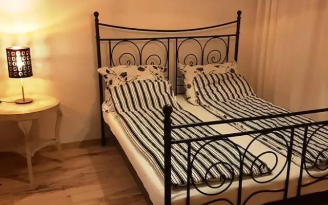 2 Bedroom Apartment near Heroes Square