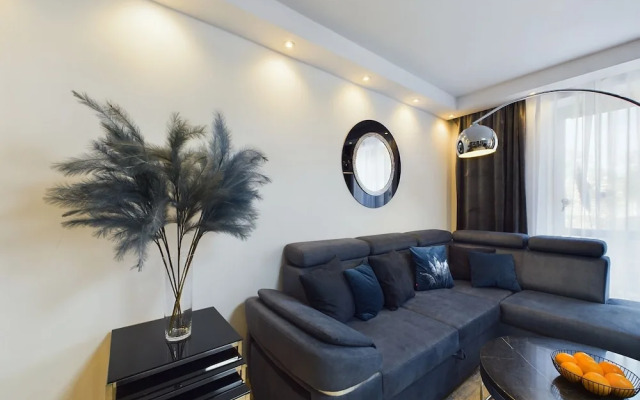 Apartment With Parking by Renters